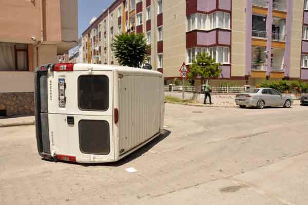 ...yer değiştirmeye çalışmalarının ve direksiyon hakimiyetini kaybetmelerinin neden olduğu iddia edildi.