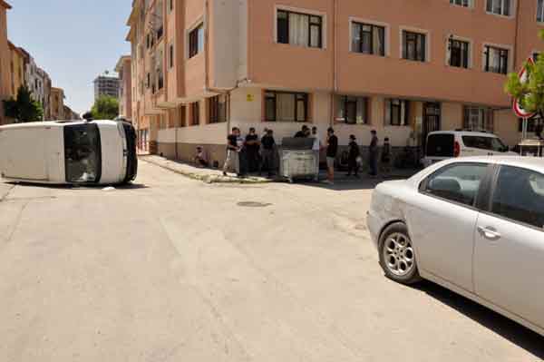 Kaza sonucu devrilen minibüsteki iki kişi yara almadan kurtuldu.