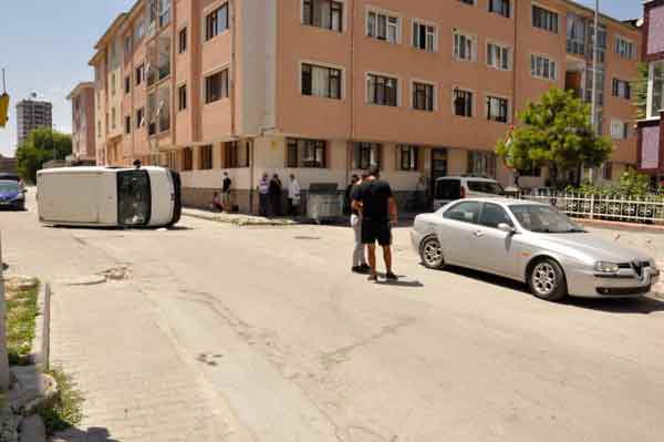 Eskişehir’de, iddialara göre, minibüs şoförü ile araçtaki yolcunun seyir halindeyken yer değiştirmeye çalışması sonucu maddi hasarlı trafik kazası meydana geldi.