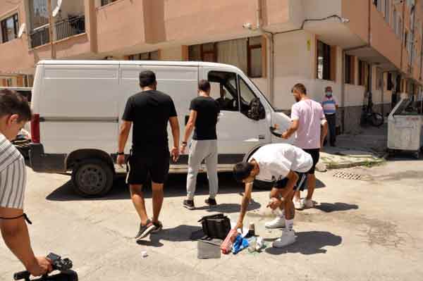 Eskişehir’de, iddialara göre, minibüs şoförü ile araçtaki yolcunun seyir halindeyken yer değiştirmeye çalışması sonucu maddi hasarlı trafik kazası meydana geldi.