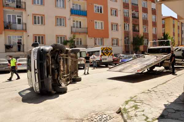 Eskişehir’de, iddialara göre, minibüs şoförü ile araçtaki yolcunun seyir halindeyken yer değiştirmeye çalışması sonucu maddi hasarlı trafik kazası meydana geldi.