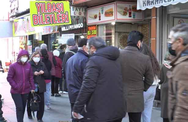 Şehir merkezindeki 2 Eylül Caddesi, Taşbaşı, Hamam Yolu olmak üzere kentin birçok noktasında satılan bilet büfelerindeki kuyruk, “sağlığıyla kumar oynuyorlar” dedirtti.