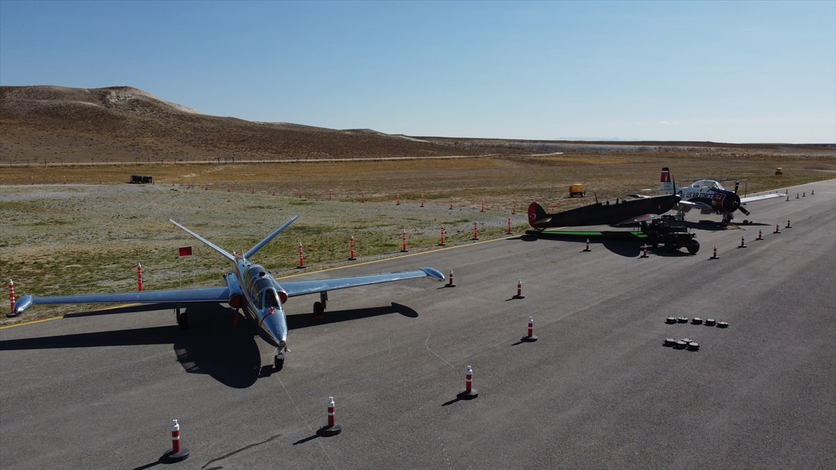 "Sivrihisar Hava Gösterileri 2023"de Türk Yıldızları ve akrobasi pilotu Semin Öztürk Şener'in yanı sıra 40'ı aşkın pilot 37 hava aracıyla gösteri yapacak. 