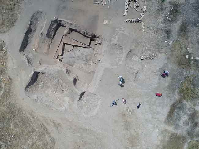 Höyüğün doğusu ve batısındaki çalışmalarda, dönemin konutlarından birinde bulunan 5 bin yıllık paletin, çanakların boyanması için kullanıldığı tahmin ediliyor.