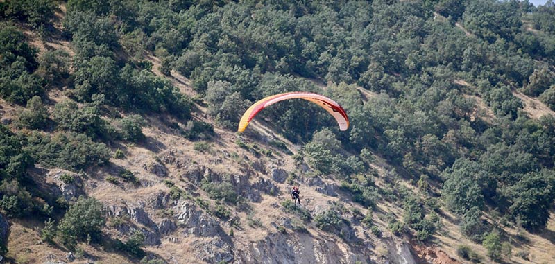 Vali Aksoy, THK'nin askeri, sivil, sportif ve turistik amaçlı önemli havacılık faaliyetlerinde bulunduğunu, bu festivalin çalışmaların gelişmesine katkı sağlayacağını ifade etti.