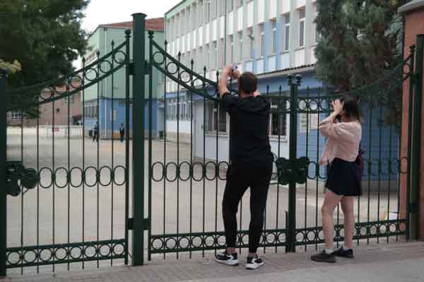 Eskişehir’de Yükseköğretim Kurumları Sınavı’nın (YKS) ilk oturumu bugün gerçekleşirken, sınava geç kalan bir öğrenci okula alınmayınca, çevredeki veliler görevlilere tepki gösterdi, trafiğe takılan öğrenciler de araçlardan inerek okullara koştular.