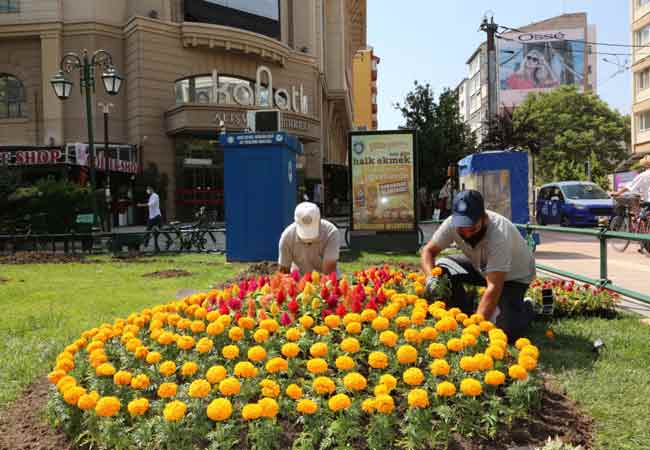 Eskişehir Büyükşehir Belediyesi normalleşme sürecinin başlamasıyla birlikte bir yandan cadde, bulvar ve kırsal mahallelerde asfalt çalışması gerçekleştirirken bir yandan da sorumluluk alanında bulunan bölgelerde bakım, onarım ve yenileme çalışmalarını hızlandırdı. 