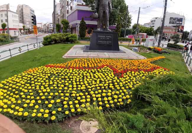 Eskişehir Büyükşehir Belediyesi normalleşme sürecinin başlamasıyla birlikte bir yandan cadde, bulvar ve kırsal mahallelerde asfalt çalışması gerçekleştirirken bir yandan da sorumluluk alanında bulunan bölgelerde bakım, onarım ve yenileme çalışmalarını hızlandırdı. 