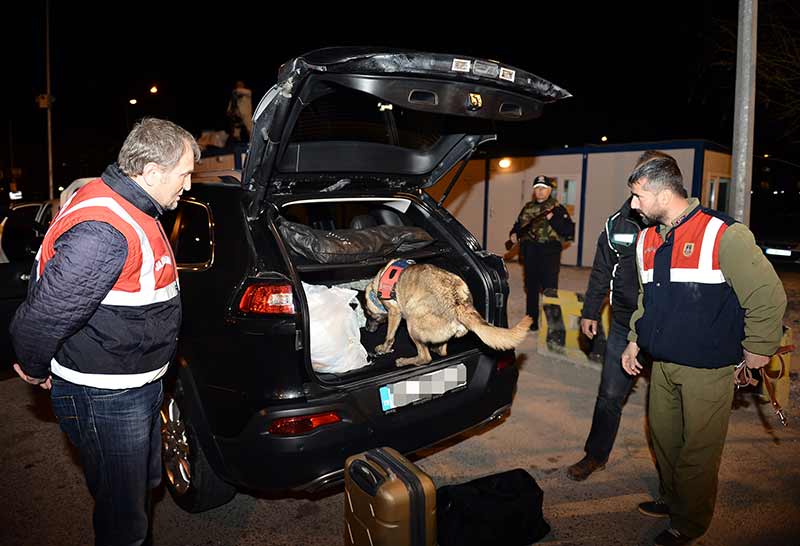 Eskişehir Emniyet Müdürlüğü ve Eskişehir İl Jandarma Komutanlığı, Eskişehir genelinde 405 jandarma ve 952 polisin katılımı ile asayiş uygulaması gerçekleştirdi. 