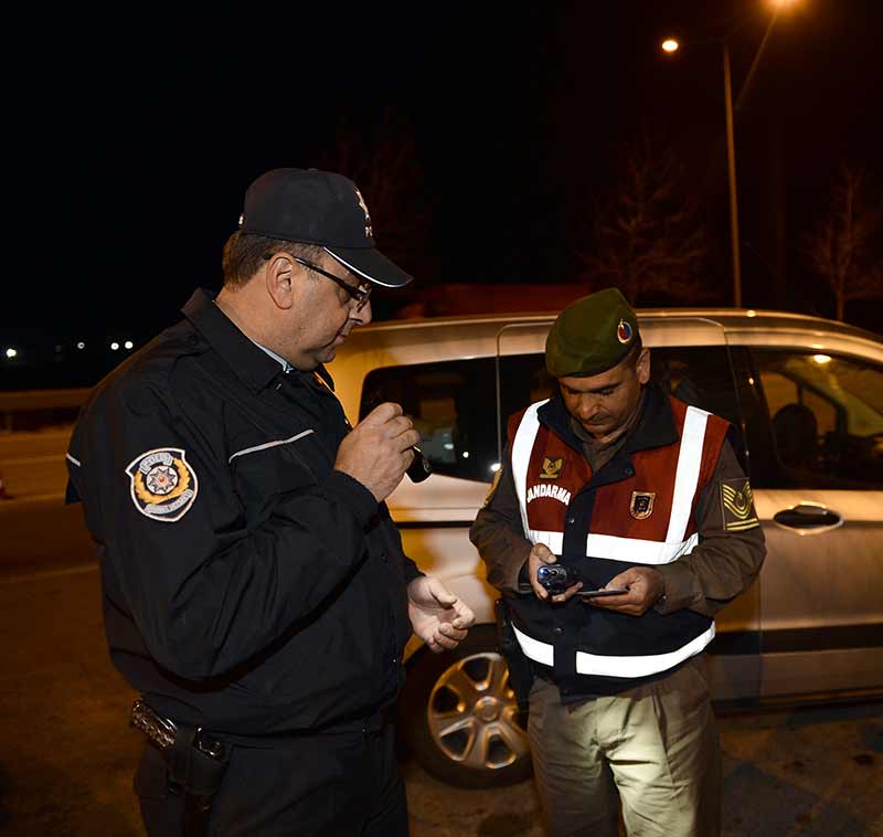 Eskişehir Emniyet Müdürlüğü ve Eskişehir İl Jandarma Komutanlığı, Eskişehir genelinde 405 jandarma ve 952 polisin katılımı ile asayiş uygulaması gerçekleştirdi. 