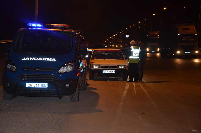 Eskişehir Emniyet Müdürlüğü ve Eskişehir İl Jandarma Komutanlığı, Eskişehir genelinde 405 jandarma ve 952 polisin katılımı ile asayiş uygulaması gerçekleştirdi. 