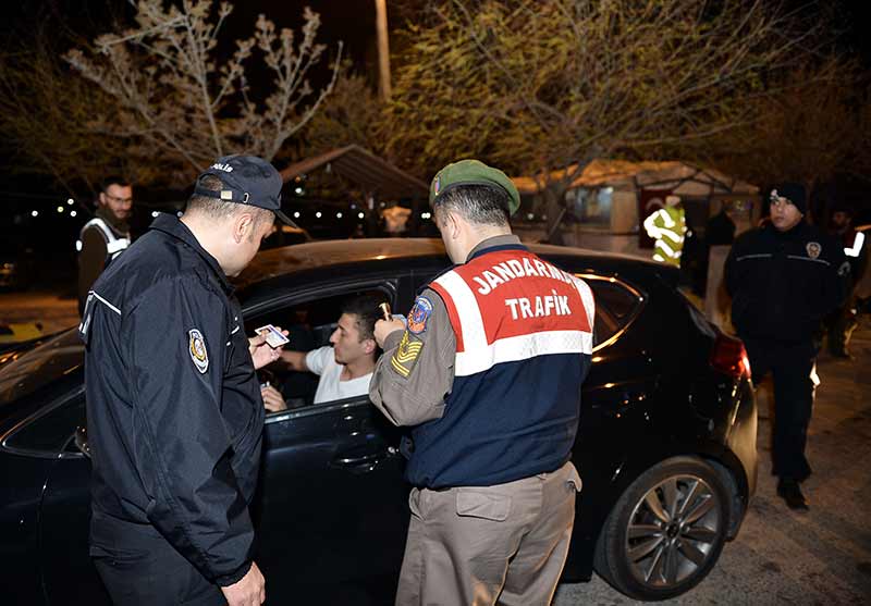 Eskişehir Emniyet Müdürlüğü ve Eskişehir İl Jandarma Komutanlığı, Eskişehir genelinde 405 jandarma ve 952 polisin katılımı ile asayiş uygulaması gerçekleştirdi. 