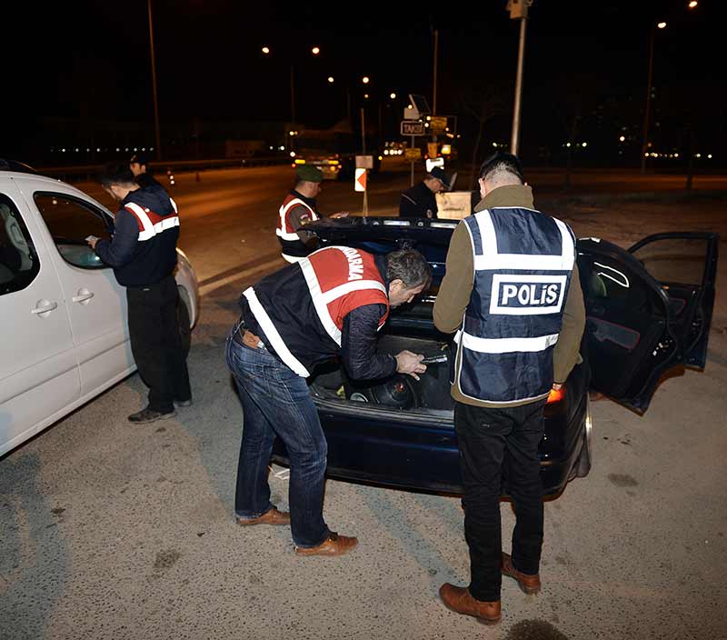 Eskişehir Emniyet Müdürlüğü ve Eskişehir İl Jandarma Komutanlığı, Eskişehir genelinde 405 jandarma ve 952 polisin katılımı ile asayiş uygulaması gerçekleştirdi. 