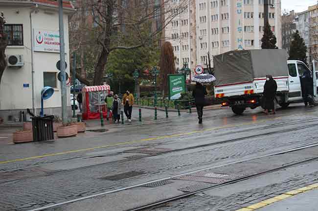 Öte yandan Eskişehir Meteoroloji Bölge Müdürlüğü, yağmurların önümüzdeki günlerde süreceği, daha sonra karla karışık yağmura dönüşeceğini aktardı. Meteorolojinin tahminlerine göre önümüzdeki hafta il genelinde kar beklendiği belirtildi.