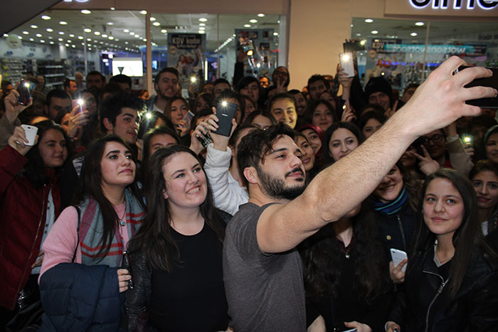 Bir yarışmada adını duyurup, pop müziğinin yükselen isimlerinden olan İlyas Yalçıntaş, Eskişehir'e gelerek Sevgililer Günü için imza günü ve mini bir konser gerçekleştirdi.