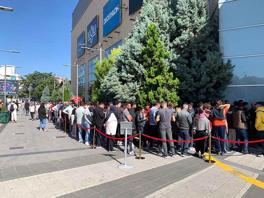 Kampanyayı duyar duymaz kuyruğa giren ve kendi telefonu bozuk olduğu için yeni telefon almak isteyen Çağlar Çamlıca, “Ben kampanyayı duyup geldim. Telefonum bozulmuştu zaten kampanyayı duyunca kendime ‘hazır bozulmuşken iPhone alayım’ dedim. Aslında 13 için gelmiştim ama 11’e yetişebildim. Şu an fiyatı 15 bin 500, ben 13 bin 700’e aldım. Ben saat 8-9 gibi geldim sıraya girdim” ifadelerini kullandı.