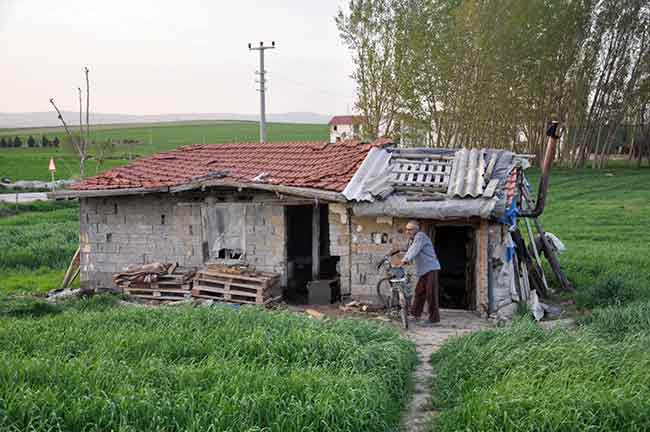 Birçok yardıma muhtaç kişiye ulaşan ve elinden geldiğince hepsine yardımcı olmaya çalışan Ayşegül Bozbaş, Oğuz Coşkun’a da sosyal medyadaki gruplarından ulaştığını belirtti. Durumunun kötü olduğunu görünce yardım etmeye çalıştığını söyleyen Ayşegül Bozbaş, “Sosyal medyada yardım grubum var. Bu gruptan birisi bana ulaştı. Bir amcanın tarlada yaşadığını, yardıma ihtiyacı olduğunu, kimsesi olmadığını söyledi. İlgilenip ilgilenemeyeceğimizi sordu. Biz de geldik, amcayla sohbet ettik. Hiç kimsesi olmadığını, gelirinin olmadığını ve burada yaşadığını söyledi. İndirme bir barakada yaşıyor. Elektriği ve suyu yok. Şartları oldukça kötü ve hiçbir eşyası yok. Zor bir hayat geçiriyor. Kendisine erzak yardımı yapmak istedik, ama kabul etmedi. Çok küçük bir miktarda maddi yardımda bulunduk. Biraz da yemek getirdik. Kendisini takip edeceğiz bundan sonra. Bizden bir isteği olursa karşılamaya hazırız” ifadelerini kullandı.