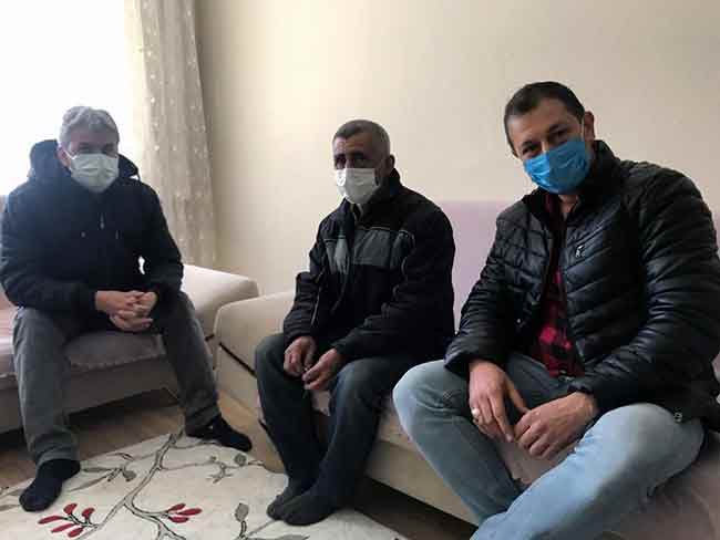  Eskişehir’de Erenköy sakinleri, mahallelerindeki her yanı dökülen gecekonduda zor şartlar altında tek başına yaşam mücadelesi veren 62 yaşındaki Hakkı Güler’i yeni bir eve yerleştirdi.