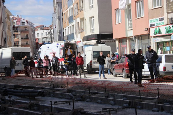 Eskişehir’de 27 yaşındaki bir genç, inşaat halindeki 5 katlı bir binanın çatısına çıkarak intihar girişiminde bulundu. Çevrede toplanan vatandaşlar ise olayı adeta bir film gibi izledi. 