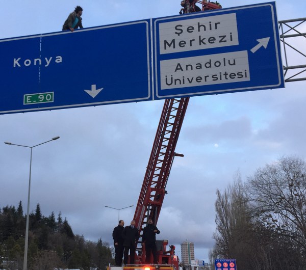 Aşağı indirilen Hasan İ.’ye yardım edeceğine tekrar söz veren Tepebaşı Kaymakamı Erdinç Yılmaz, şahsın hastane kontrolünün ardından Tepebaşı Kaymakamlığına getirilmesini istedi.