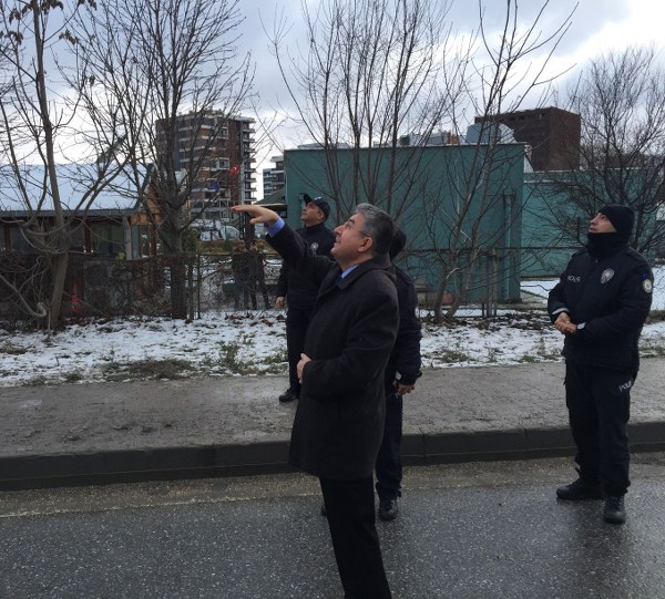 Eskişehir’de bir şahıs, çevreyolunda yön levhasına çıkarak intihar girişiminde bulundu. Tepebaşı Kaymakam Erdinç Yılmaz olay yerine gelip ‘yardım sözü’ vererek şahsı aşağı indirdi.