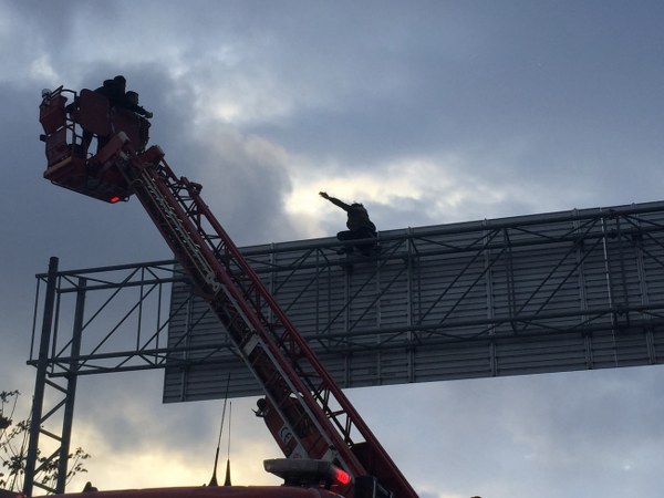 Eskişehir’de bir şahıs, çevreyolunda yön levhasına çıkarak intihar girişiminde bulundu. Tepebaşı Kaymakam Erdinç Yılmaz olay yerine gelip ‘yardım sözü’ vererek şahsı aşağı indirdi.