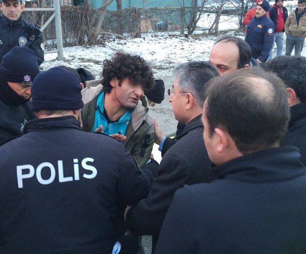 Ardından Hasan İ.’yi ikna edemeyen polis ekipleri, ‘Ne istiyorsun’ diye sordu. Şahıs, yardıma muhtaç olduğunu ve kaymakamlıktan yardım istediğini belirtti. 