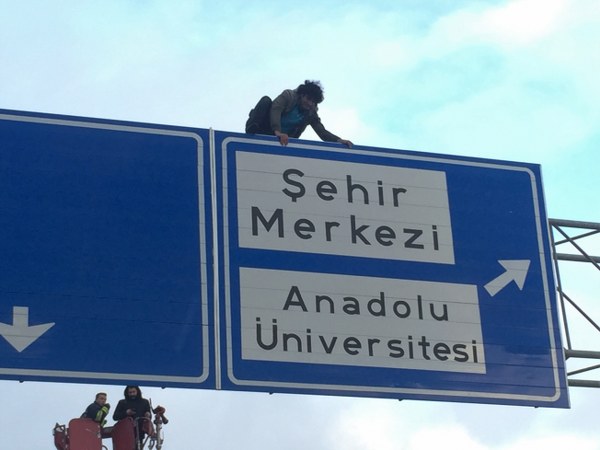 Ekipler, kendisine yardımcı olacaklarını ve kaymakamlığa bizzat götüreceklerini söyleseler de, Hasan İ. yine ikna olmadı ve kaymakamın gelmesini istedi.