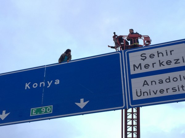 Bir süre sonra olay yerine gelen Tepebaşı Kaymakamı Erdinç Yılmaz, şahısla iletişime geçti. Aşağı inmesi halinde kendisine yardım edeceğine söz veren Kaymakam Yılmaz, havanın soğuk olduğunu daha fazla durmamasını söyledi