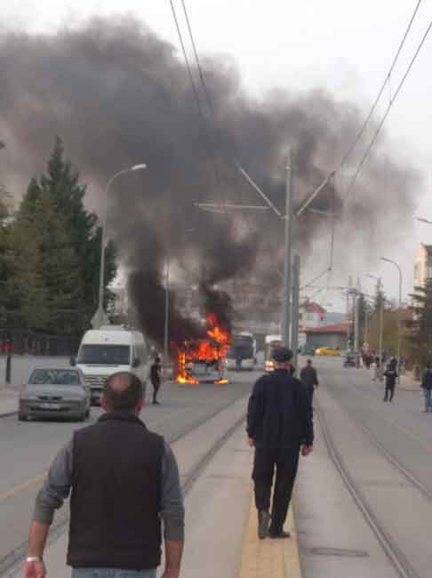 Eskişehir'de seyir halindeyken alev alev yanan minibüs, itfaiye ekiplerince söndürüldü.