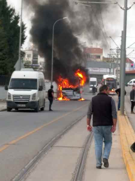 Eskişehir'de seyir halindeyken alev alev yanan minibüs, itfaiye ekiplerince söndürüldü.