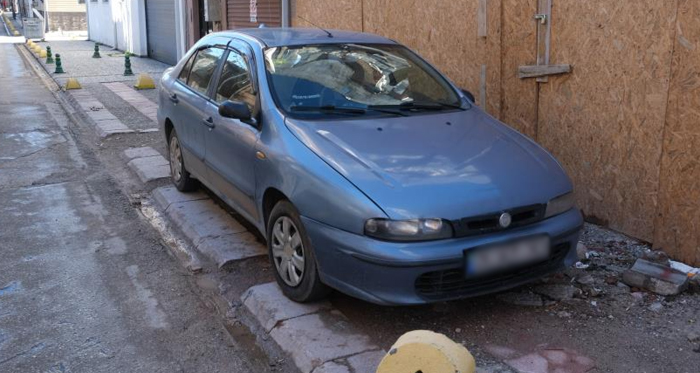 Eskişehir'de, Tepebaşı İlçesi Hoşnudiye Mahallesi Safiyet Sokak'ta yaşanan olayda, araç sahiplerinin otopark yerine kaldırımlara park etmeleri, vatandaşların tepkisine neden oldu. Kaldırımlara birden fazla aracın park edilmesi sebebiyle yoldan geçen insanların zorluk yaşadığı gözlendi. Bu durum karşısında vatandaşlar, kaldırımın üzerine araç park eden sürücülere tepki gösterdi. Mahalle sakinleri, bu bilinçsiz parkın güvenlik riski oluşturabileceğine dikkat çekerek yetkililerden müdahale beklediklerini ifade etti.
