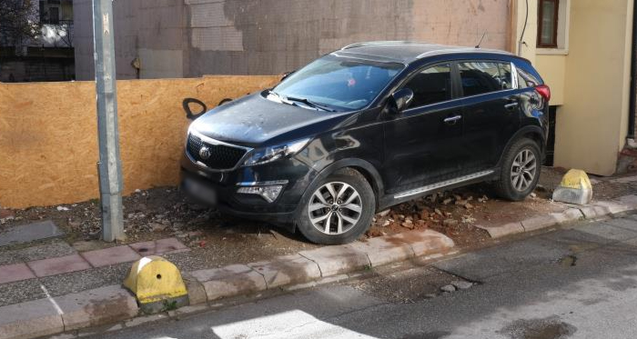 Eskişehir'de, Tepebaşı İlçesi Hoşnudiye Mahallesi Safiyet Sokak'ta yaşanan olayda, araç sahiplerinin otopark yerine kaldırımlara park etmeleri, vatandaşların tepkisine neden oldu. Kaldırımlara birden fazla aracın park edilmesi sebebiyle yoldan geçen insanların zorluk yaşadığı gözlendi. Bu durum karşısında vatandaşlar, kaldırımın üzerine araç park eden sürücülere tepki gösterdi. Mahalle sakinleri, bu bilinçsiz parkın güvenlik riski oluşturabileceğine dikkat çekerek yetkililerden müdahale beklediklerini ifade etti.
