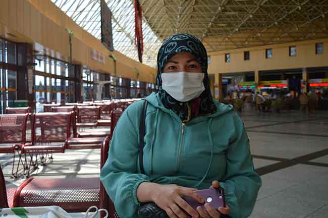 Ümmühan Çetin isimli vatandaş ise, Türkiye’de bir şeylerin fiyatı artınca inmediğini söyleyerek tepki gösterdi. Çetin, “Fiyatlar her zamanki gibi yükselirse düşmüyor maalesef. Bu şekilde devam ediyor. Düşmesini bekliyoruz. Dolara bağlı diyorlar, yani bir sebep buluyorlar. Fakat dolar düşüyor ama fiyatlar düşmüyor. Bu konuda hangi adımlar atılabilir bilmiyorum. Biz düşmesini bekliyoruz” diye belirtti.