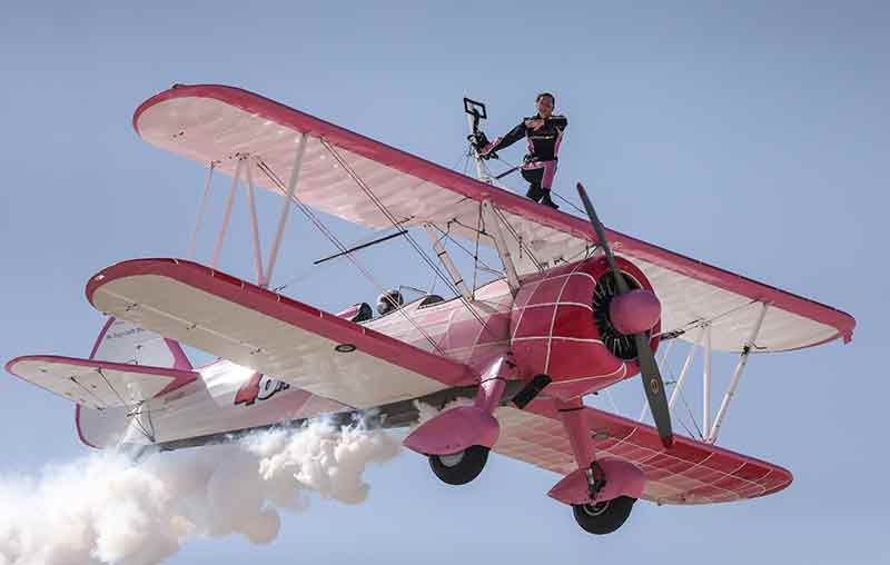 Eşinin kullandığı uçağın kanatlarında yürüyerek gösteri sunan İsviçreli Danielle Del Buono, 15 yıldan bu yana uçuş sırasında Boeing Stearman tipi uçağın kanadında yaptığı gösteriyi, Eskişehir'de de tekrarladı.