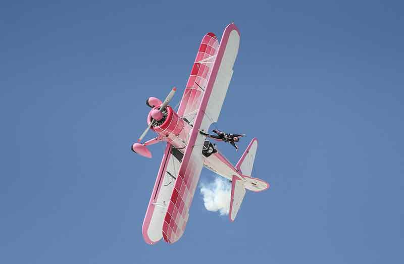 Eşinin kullandığı uçağın kanatlarında yürüyerek gösteri sunan İsviçreli Danielle Del Buono, 15 yıldan bu yana uçuş sırasında Boeing Stearman tipi uçağın kanadında yaptığı gösteriyi, Eskişehir'de de tekrarladı.