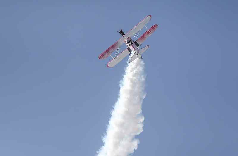 Eşinin kullandığı uçağın kanatlarında yürüyerek gösteri sunan İsviçreli Danielle Del Buono, 15 yıldan bu yana uçuş sırasında Boeing Stearman tipi uçağın kanadında yaptığı gösteriyi, Eskişehir'de de tekrarladı.