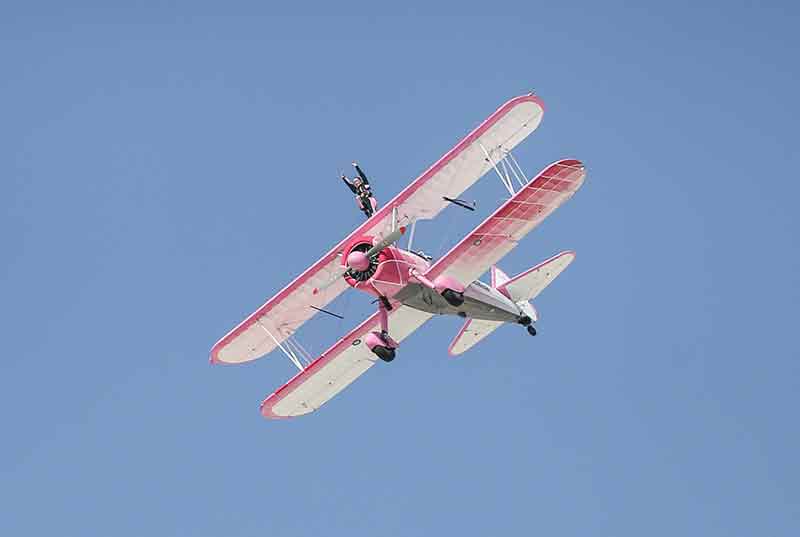 Eşinin kullandığı uçağın kanatlarında yürüyerek gösteri sunan İsviçreli Danielle Del Buono, 15 yıldan bu yana uçuş sırasında Boeing Stearman tipi uçağın kanadında yaptığı gösteriyi, Eskişehir'de de tekrarladı.