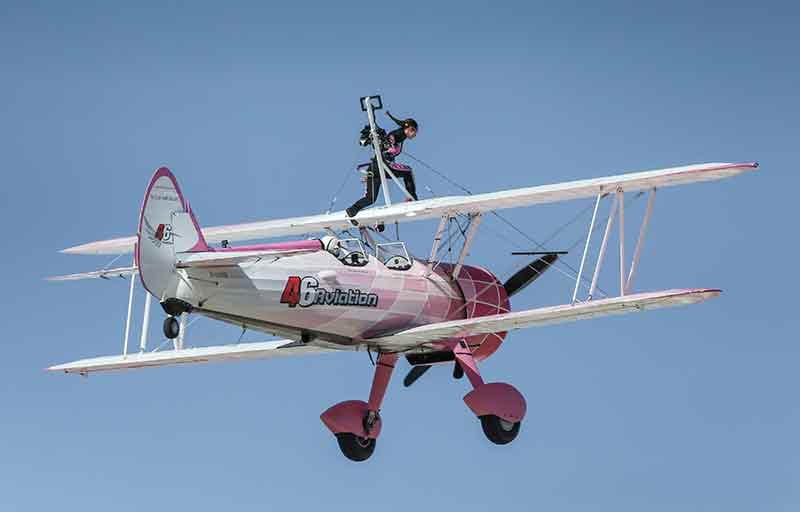 Eşinin kullandığı uçağın kanatlarında yürüyerek gösteri sunan İsviçreli Danielle Del Buono, 15 yıldan bu yana uçuş sırasında Boeing Stearman tipi uçağın kanadında yaptığı gösteriyi, Eskişehir'de de tekrarladı.