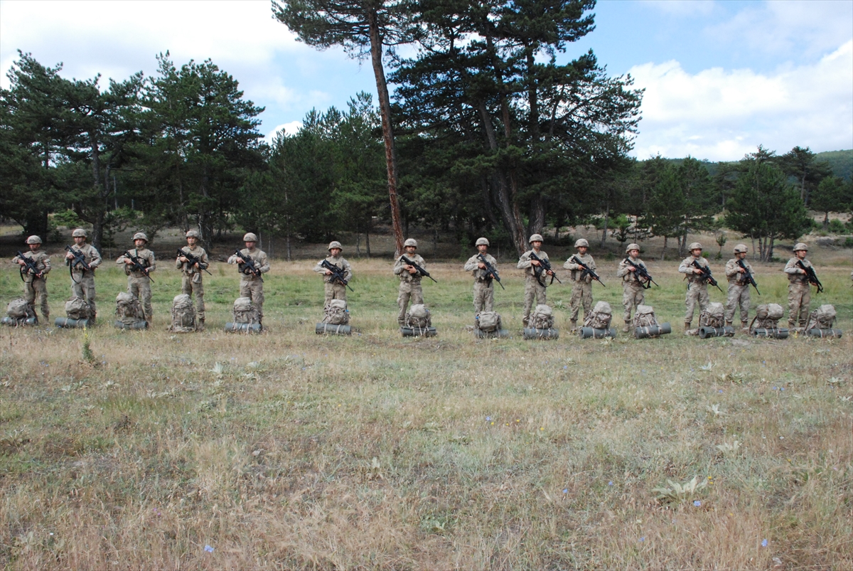 Jandarma Asayiş Komando Bölük Komutanlığı ekipleri, dron, dürbün ve teknik malzemelerle Eskişehir'in ormanlarında devriye gezerek yangınlara karşı tedbir alıyor.