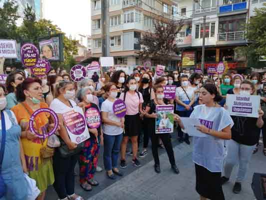 Eskişehir Demokratik Kadın Platformu üyesi kadınlar bir araya gelerek Pınar Gültekin cinayetine tepki gösterdi.