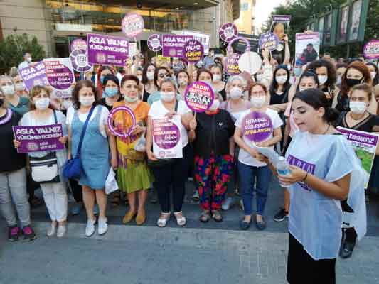 Eskişehir Demokratik Kadın Platformu üyesi kadınlar bir araya gelerek Pınar Gültekin cinayetine tepki gösterdi.