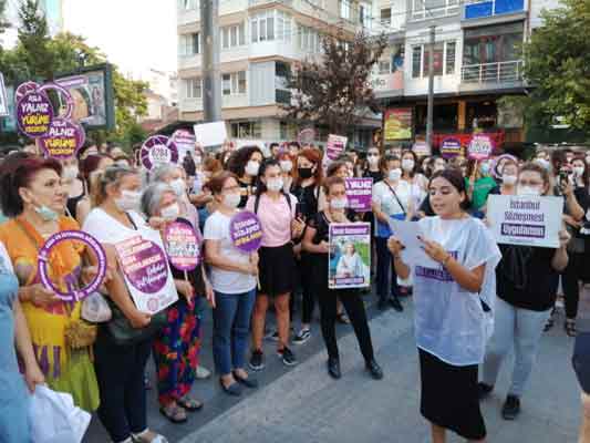 Eskişehir Demokratik Kadın Platformu üyesi kadınlar bir araya gelerek Pınar Gültekin cinayetine tepki gösterdi.