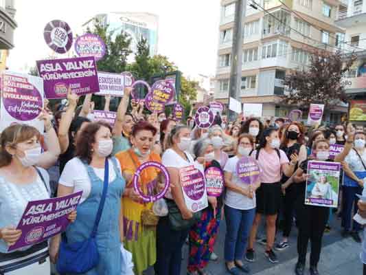 “Pınar için ve katledilen bütün kadınlar için buradayız” diyen Gülnur Kuzu, “Bir kişi daha eksilmeyeceğiz...