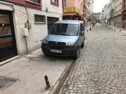 Bu arada, tüm bunlara rağmen vatandaşlar, bazı sürücülerin araçlarını park edebilmek adına birçok lobutu yerinden söktüğünü iddia etti.