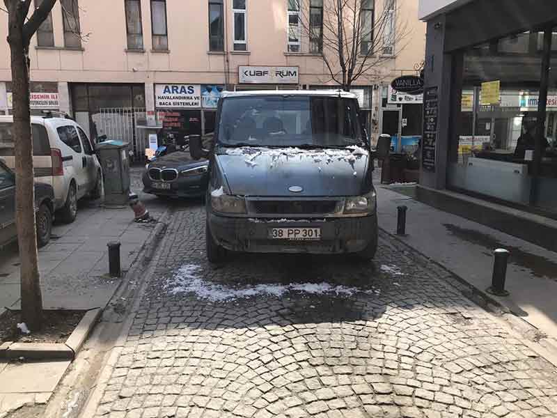 İstiklal Mahallesi Göktay Sokak'ta yolun ortasına bırakılan üç araç, görenlere pes dedirtti. Araç geçişinin tek taraftan sağlandığı sokakta, sürücülerin bu kuraldan faydalanarak araçlarını yolun ortasına park etmesi esnaftan da tepki topladı.