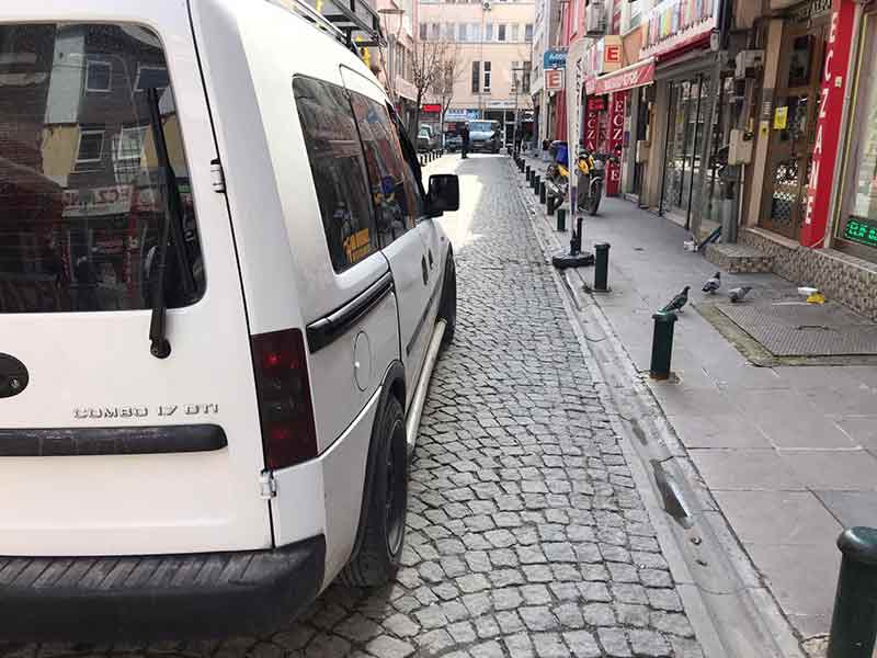 Çevrede yaşayan vatandaşlar, aynı sokakta günün her saatinde araç parklarının yapıldığını belirterek yetkililerden yardım istedi.