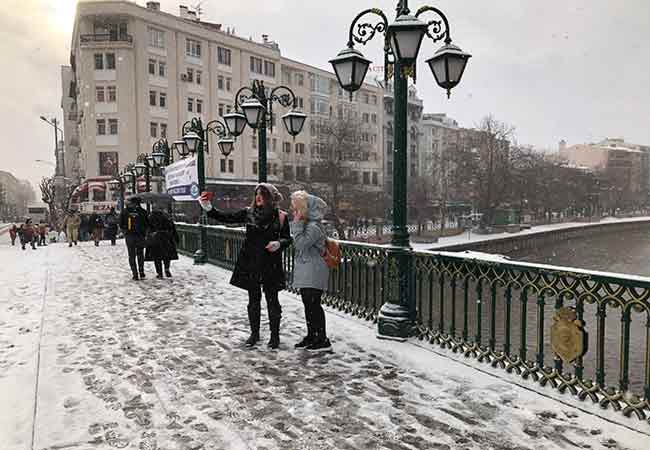 Şehir merkezi, Köprübaşı, İsmet İnönü caddesi, Çarşı bölgelerinde de yoğunlaşan kar yağışını görenler, bu güzel anı ölümsüzleştirmeye çalıştı.