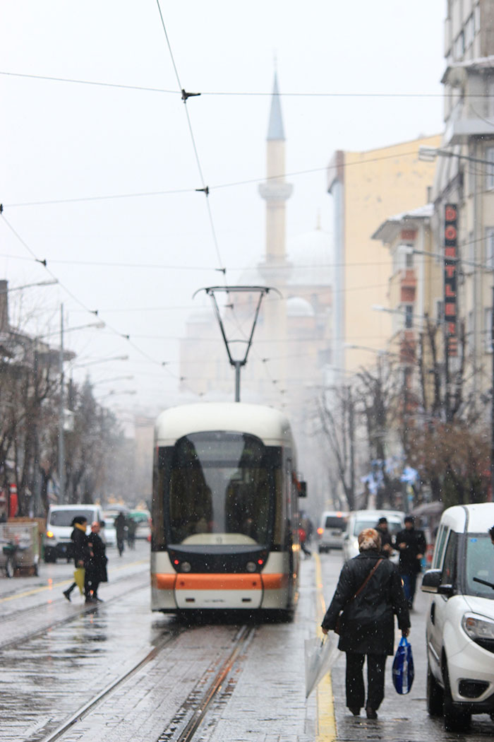 Eskişehir’de sabah saatlerinden itibaren etkili olan ve sevinçle karşılanan kar yağışı, kenti beyaza bürürken kartpostallık kareler oluşturdu.