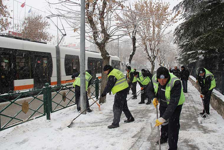 Eskişehir Büyükşehir Belediyesi Park ve Bahçeler Dairesi ekipleri, sabah saatlerinde başlayan kar yağışından etkilenen caddeleri temizleme çalışması devam ediyor. 